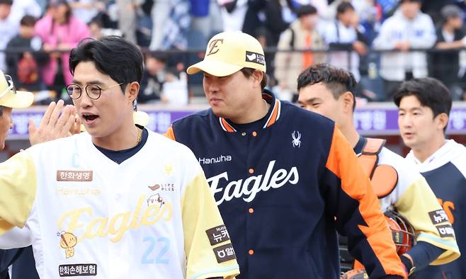 <yonhap photo-3514="">(대전=연합뉴스) 강수환 기자 = 6일 대전 한화생명볼파크에서 열린 프로야구 2025 신한 SOL 뱅크 KBO리그 삼성 라이온즈와 한화 이글스의 경기. 한화가 삼성을 상대로 3:1로 8연승을 확정 지은 뒤 승리투수인 류현진이 기뻐하고 있다. 2025.5.6 swan@yna.co.kr/2025-05-06 17:12:13/ <저작권자 ⓒ 1980-2025 ㈜연합뉴스. 무단 전재 재배포 금지, AI 학습 및 활용 금지></yonhap>