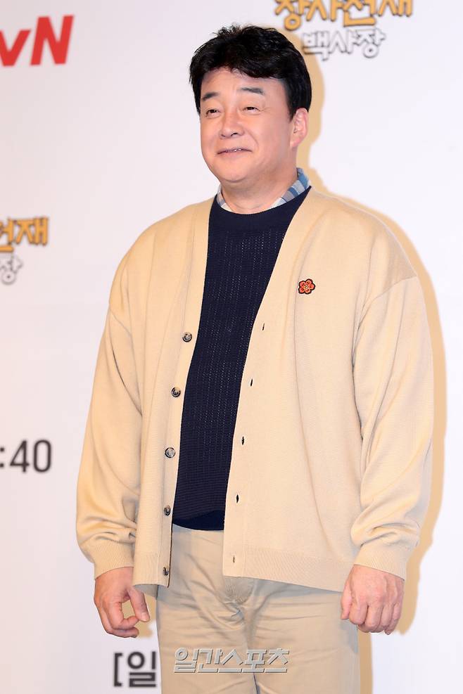 요리연구가 백종원이 29일 오전 서울 마포구 서울가든호텔에서 진행된 tvN 예능 '장사천재 백사장' 제작발표회에 참석해 포토타임을 갖고 있다. '장사천재 백사장'은 대한민국 최고의 외식 경영 전문가 백종원이 한식 불모지에서 직접 창업부터 운영까지 나서는 '백종원의 세계 밥장사 도전기'를 그린다. 오는 4월 2일 오후 7시 40분 첫 방송. 서병수 기자 qudtn@edaily.co.kr /2023.03.29.