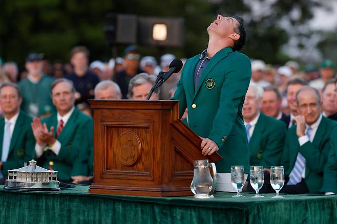 <yonhap photo-5353="">우승자 연설을 하는 맥길로이.&nbsp; &nbsp;게티이미지/AFP=연합뉴스&nbsp;&nbsp;</yonhap>