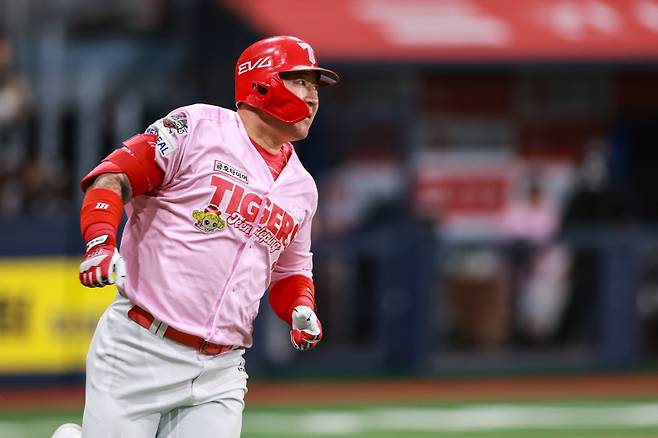 올 시즌 큰 부상 없이 KIA 타선의 중심을 잡는 최형우. KIA 제공