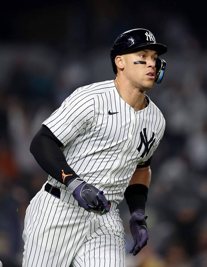 <yonhap photo-2986="">저지가 7일(한국시간) 열린 샌디에이고와 홈 경기 4회 말 솔로 홈런을 날린 뒤 베이스를 돌고 있다. AFP=연합뉴스 </yonhap>