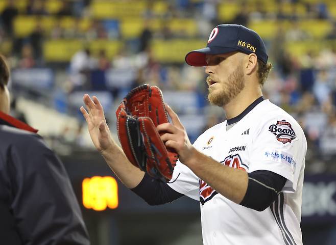2025 KB0리그 프로야구 두산베어스와 키움히어로즈의 경기가 3일 오후 서울 잠실야구장에서 열렸다. 6회초 1사 1,2루 위기를 무실점으로 넘긴 콜어빈이 수비를 마치고 더그아웃으로 들어가고 있다. 잠실=김민규 기자 mgkim1@edaily.co.kr /2025.04.03/