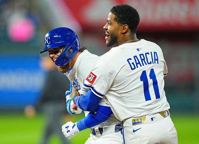 <yonhap photo-3608="">7일(한국시간) 시카고 화이트삭스전에서 끝내기 안타로 승리한 캔자스시티 선수들이 기뻐하고 있다. [AFP=연합뉴스]</yonhap>