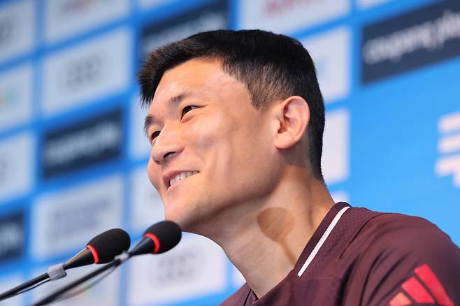 <yonhap photo-5439=""> 밝은 표정의 김민재 (서울=연합뉴스) 신현우 기자 = 토트넘 홋스퍼와 2024 쿠팡플레이 시리즈를 치르는 바이에른 뮌헨 수비수 김민재가 2일 오후 서울월드컵경기장에서 열린 공식 기자회견에 참석해 밝은 표정을 짓고 있다. 뮌헨은 오는 3일 20시 서울월드컵경기장에서 토트넘과 쿠팡플레이 시리즈 2경기를 치른다. 2024.8.2 nowwego@yna.co.kr/2024-08-02 17:30:16/ <저작권자 ⓒ 1980-2024 ㈜연합뉴스. 무단 전재 재배포 금지, AI 학습 및 활용 금지></yonhap>