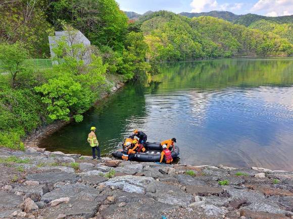 실종자 수색에 나선 소방대원들 [사진=홍천소방서]