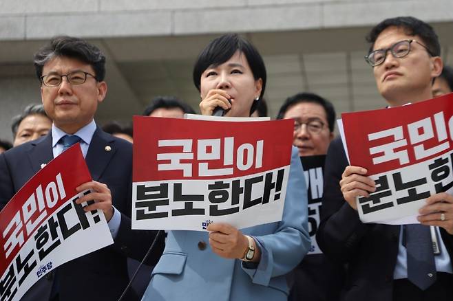 전현희 민주당 최고위원이 지난 2일 “사법 쿠데타”를 언급하며 대법원을 정면 비판하고 있다. (전현희 의원 페이스북 캡처)