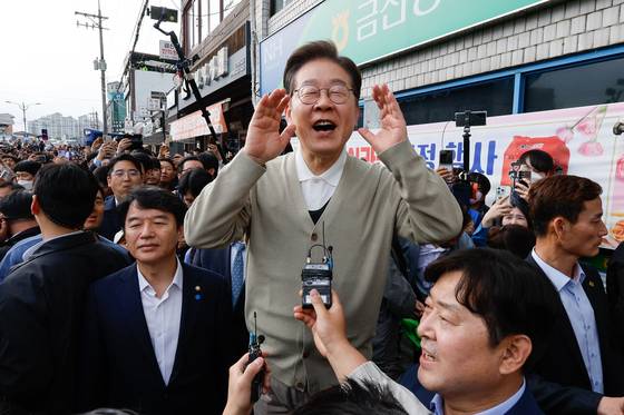 이재명 더불어민주당 대통령 후보가 골목골목 경청투어 이틀차인 6일 오후 충남 금산군 금산로를 찾아 즉흥 연설하고 있다. 뉴스1