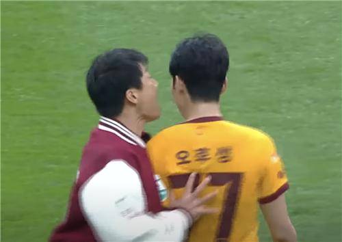 오후성 선수를 밀치는 이정효 감독. 연합뉴스TV