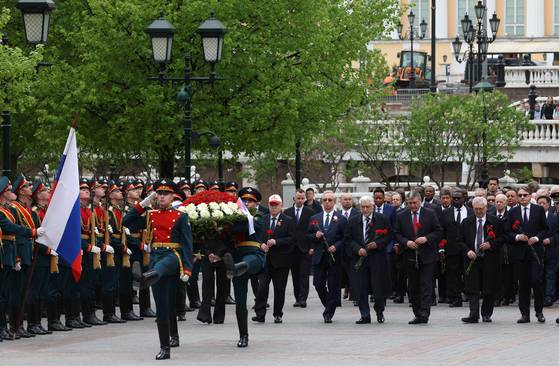 지난달 25일 이도훈 주러시아 대사를 비롯한 러시아 주재 외교단 150여명은 러시아 전승절을 기념해 모스크바에 있는 무명용사의 묘에 헌화했다. EPA=연합뉴스
