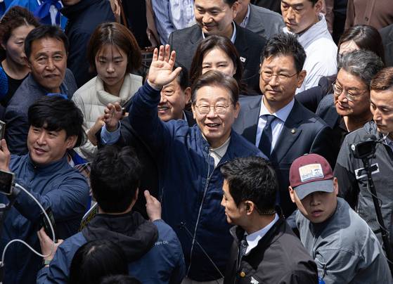 이재명 더불어민주당 대통령 후보가 2일 접경지 경청투어 중 강원도 화천군 공영버스터미널 인근에서 지지자들을 향해 손을 흔들고 있다. [뉴스1]