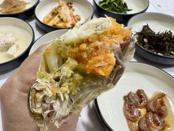 서망항은 청정한 자연환경, 바다 속 서식조건, 통발 조업방식으로 자타공인 최상의 꽃게 산지로 꼽힌다. 특히 봄·가을에 맛볼 수 있는 속이 꽉찬 꽃게 맛은 미식가들에게 사랑받고 있다. [사진 박상현]