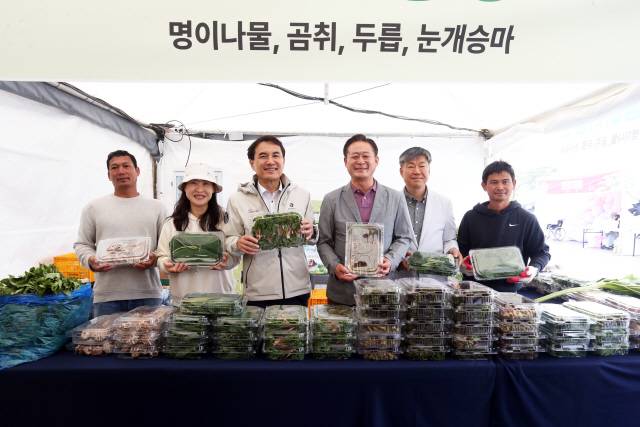 ▲ 제7회 강원n홍천 산나물축제가 지난 3~5일 사흘간 홍천종합운동장 일원에서 개최된 가운데 축제 첫날 김진태 지사와 신영재 군수가 축제장을 방문했다.