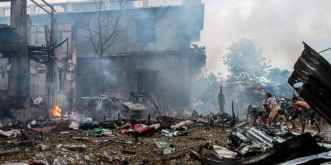 지진 피해 현장처럼 보이지만 지난달 19일 미얀마 군정 전투기가 폭탄을 떨어뜨린 곳이다. 이 마을에서만 20여 명이 숨졌다.(사진 출처:AFP)