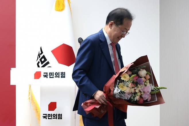 지난 4월 29일 서울 여의도 국민의힘 당사에서 열린 제21대 대통령 후보자 국민의힘 3차 경선 진출자 발표 행사에서 경선에 탈락 후 정계은퇴 의사를 밝힌 홍준표 후보가 기념촬영 무대에서 내려가고 있다. 사진=연합뉴스
