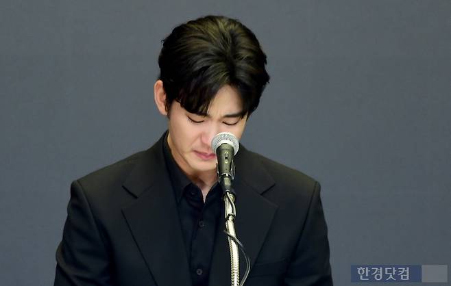 배우 김수현이 지난 3월 31일 오후 서울 상암동 스탠포드 호텔에서 열린 '사생활 논란' 관련 기자회견에서 입장을 밝히고 있는 모습. / 변성현 한경닷컴 기자 byun84@hankyung.com