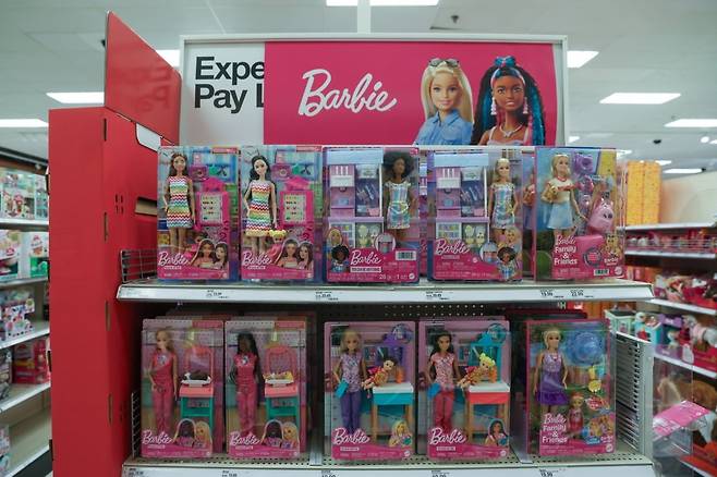 6일(현지시간) 미국 뉴욕 브루클린의 한 매장에 전시된 바비 인형. /사진=EPA