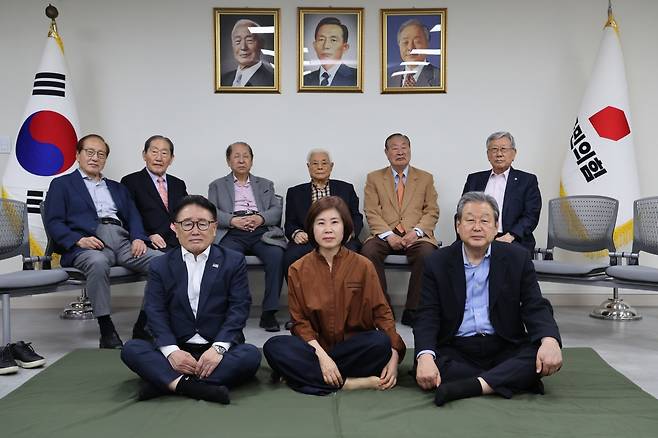 김문수 국민의힘 대선후보와 한덕수 전 총리와 단일화를 촉구하며 단식 농성을 시작한 국민의힘 상임고문단 (앞줄) 유준상 전 의원, 김미애 의원, 김무성 전 의원 / 사진=국민의힘 제공