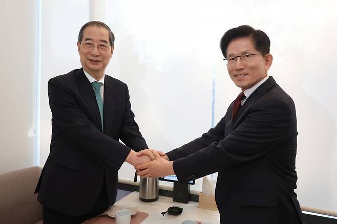 국민의힘 김문수 대선후보(오른쪽)와 무소속 한덕수 대선 예비후보가 7일 서울 종로구의 한 식당에서 후보 단일화 관련 회동을 하기 전 악수하고 있다. /사진=연합뉴스