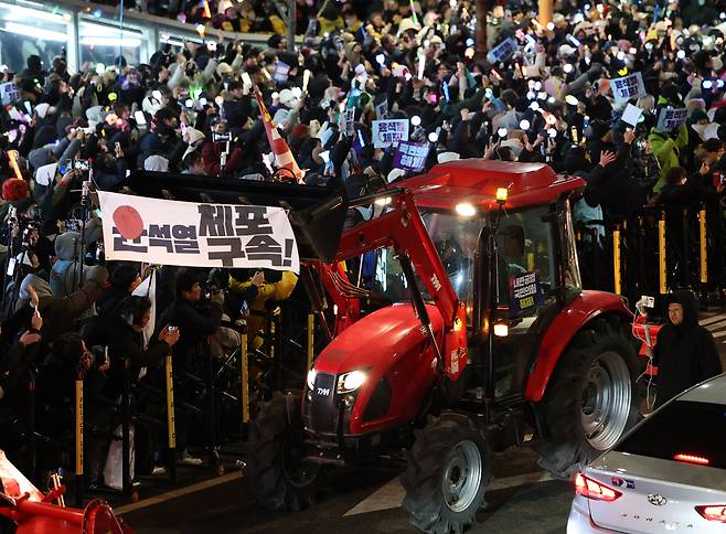 전국농민회총연맹 소속 농민들이 몰고 온 트랙터가 지난해 서울 한남동 대통령 관저 인근에서 행진하고 있다. 권도현 기자