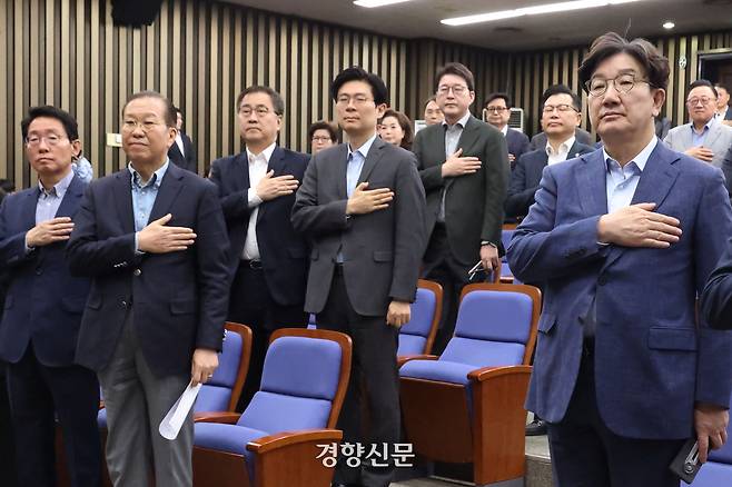 대선 후보 단일화를 두고 국회에서 6일 열린 국민의힘 의원총회에서 권영세 비상대책위원장을 비롯한 의원들이 국기에 대한 경례를 하고 있다. 한수빈 기자