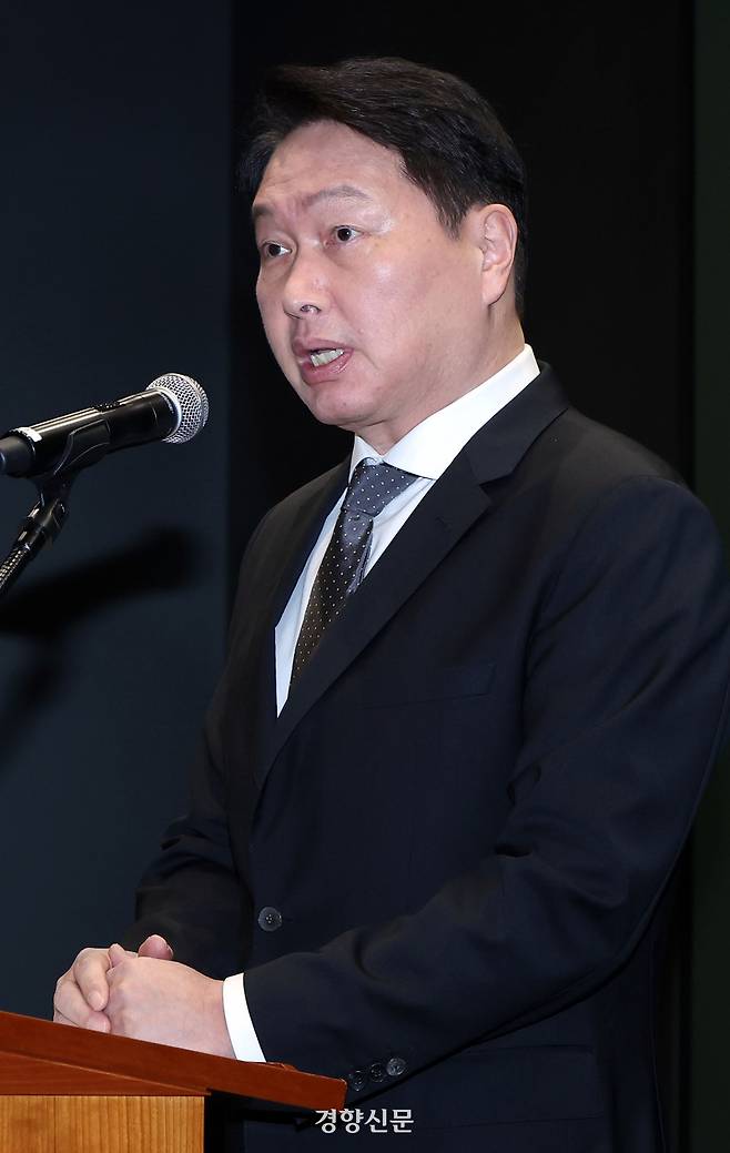 최태원 SK그룹 회장이 7일 오전 서울 중구 SK텔레콤 T타워 SUPEX홀에서 SK텔레콤의 해킹 사고와 관련해 대국민 사과를 하고 있다.  서성일 선임기자