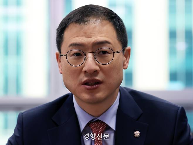 김상욱 국민의힘 의원이 지난달 2일 국회 의원회관에서 경향신문 기자와 인터뷰를 하고 있다. 서성일 선임기자