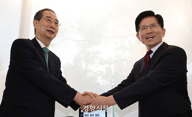 김문수 국민의힘 대선후보(오른쪽)와 한덕수 무소속 대선 예비후보가 7일 서울 종로구 한 식당에서 후보 단일화 관련 회동을 하기 전 악수하고 있다. 문재원 기자