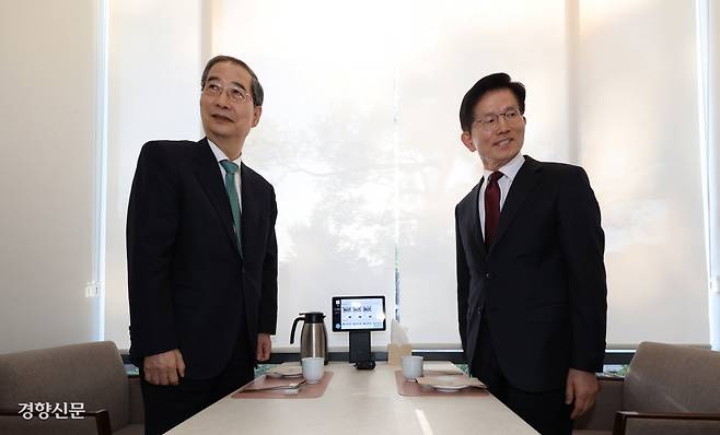 같은 자리 다른 시선 한덕수 무소속 대선 예비후보(왼쪽)와 김문수 국민의힘 대선 후보가 7일 오후 서울 종로구의 한 식당에서 단일화 관련 회동을 하고 있다. 문재원 기자