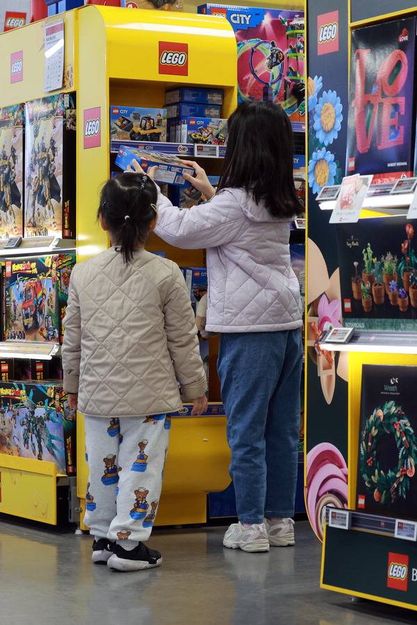 어린이날을 하루 앞둔 지난 4일 서울 시내 한 대형마트 완구 매장에서 어린이가 레고 상품을 살피고 있다. 연합뉴스