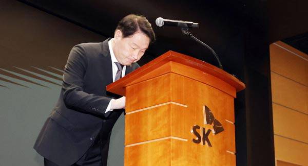 최태원 SK그룹 회장이 7일 유심 정보 유출 관련 대국민 사과를 하고 있다.  공동취재