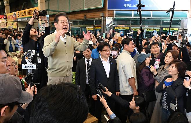 Lee Jae-myung, presidential candidate for the liberal Democratic Party, gives a speech on May 6 in Jeungpyeong, North Chungcheong. [NEWS1]