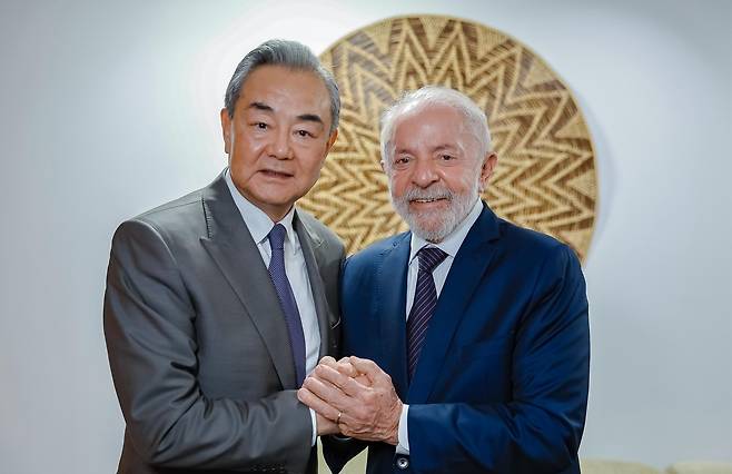 Brazilian President Luiz Inacio Lula da Silva meets with Chinese Foreign Minister Wang Yi, also a member of the Political Bureau of the Communist Party of China Central Committee, in Brasilia, Brazil, April 30, 2025. [XINHUA/YONHAP]