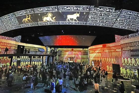 People flock towards the exhibition titled "Egyptian Pharaohs: From Cheops to Ramesses II" at Grand Walkerhill Seoul in Gwangjin District, eastern Seoul, on April 30. [PARK SANG-MOON]