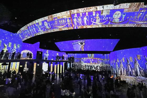 People flock towards the exhibition titled "Egyptian Pharaohs: From Cheops to Ramesses II" at Grand Walkerhill Seoul in Gwangjin District, eastern Seoul, on April 30. [PARK SANG-MOON]