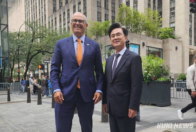 &nbsp;김태흠 충남지사가 지난해 9월 23일 미국 뉴욕에서 열린 ‘2030 글로벌 메탄 감축 전략 토론’ 참석 후 제이 인슬리 미국 워싱턴주지사를 만나 환하게 웃고 있다.&nbsp;