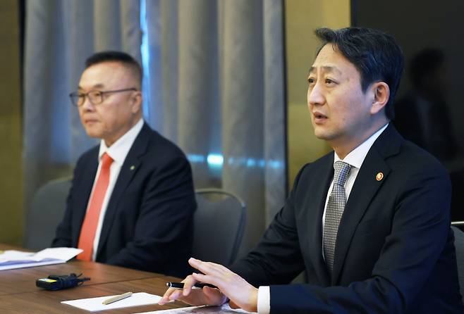 6일(현지시간) 체코 프라하에서 기자 간담회를 진행하는 안덕근 산업통상자원부 장관(오른쪽)과 황주호 한국수력원자력 사장. 산업통상자원부 제공 &nbsp;
