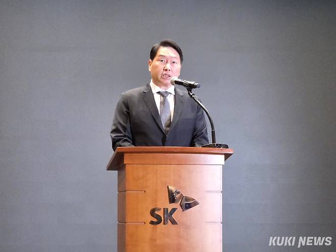 최태원 SK그룹 회장이 7일 서울 중구 SKT 본사에서 열린 SK텔레콤 해킹 사태 관련 일일 브리핑에서 정보보호혁신위원회 구성에 대해 설명하고 있다. 정우진 기자