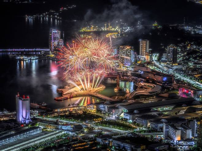 여수시는 여수세계섬박람회 주제관 및 주변 인프라를 활용해 ‘빛이 들려주는 섬들의 이야기’를 주제로 여수 빛섬길 조성, 미디어바다(콘텐츠) 개발, 여수 빛섬 브랜드 및 굿즈 개발 등 사업을 추진할 계획이다. /전남도