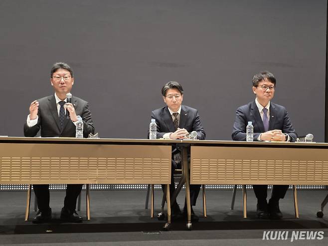 김희섭 PR센터장, 임봉호 MNO사업부장, 류정환 네트워크인프라센터장(왼쪽부터)이 7일 SKT 본사에서 열린 SK텔레콤 해킹 사태 관련 일일 브리핑에서 취재진 질문에 답하고 있다. 정우진 기자