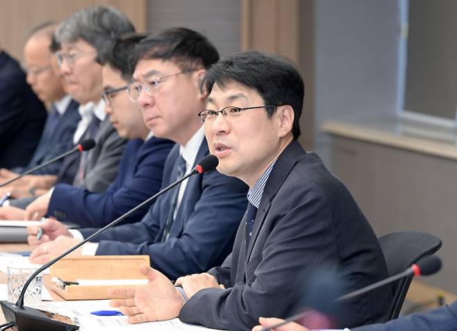 김정기 대구시장 권한대행이 7일 시청 산격청사 대회의실에서 간부회의를 주재하고 있다. 대구시 제공&nbsp;