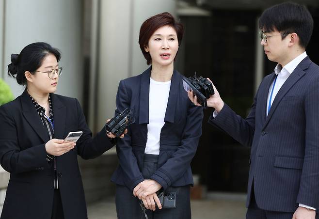 노소영 아트센터 나비 관장이 지난해 4월16일 서울 서초구 서울고등법원에서 열린 최태원 SK 회장과의 이혼 소송 항소심 공판을 마친 뒤 법정을 나서며 발언하고 있다. 연합뉴스