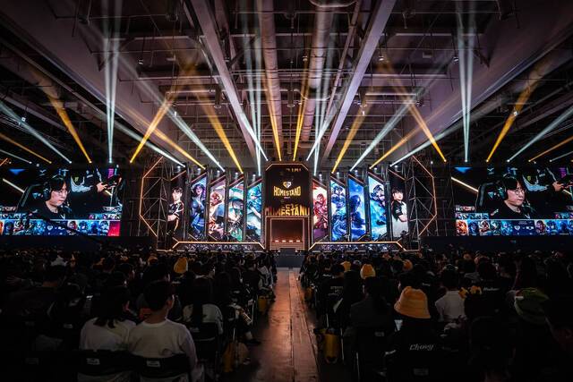 2025 LoL 챔피언스 코리아 정규 시즌 로드쇼가 열린 지난 4일 경기도 수원 수원컨벤션센터에서 젠지와 디플러스 기아의 시합을 수천명의 관객이 지켜보고 있다. LCK 제공