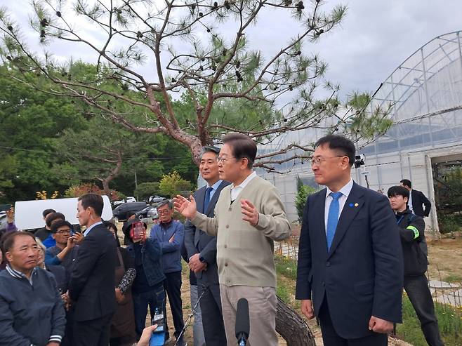 이재명 더불어민주당 대선 후보가 '골목골목 경청투어' : 국토종주편'에 나선 6일 충북 보은군 화훼농원 '숲결' 앞에서 지지를 호소하고 있다. 충북 보은=송태화 기자