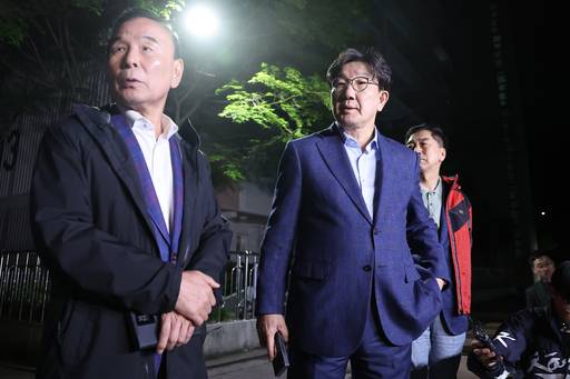 국민의힘 권성동(가운데) 원내대표와 김기현(오른쪽)·박덕흠 의원이 6일 후보 단일화 압박에 반발하며 후보 일정을 중단하고 상경한 김문수 대선 후보를 만나기 위해 서울 관악구 김 후보 자택 앞에서 기다리다 김 후보가 오지 않자 자리를 떠나고 있다. 연합뉴스