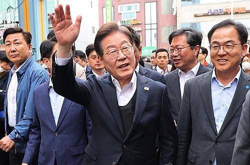 더불어민주당 이재명 대선 후보가 5일 경기도 양평군 양평물맑은시장에서 열린 '골목골목 경청투어'에서 시민들에게 인사하고 있다. 연합뉴스