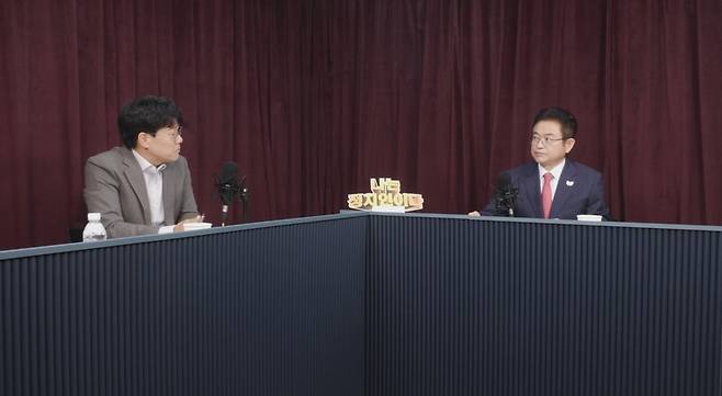 MBN 유튜브 '나는 정치인이다' 서정표 앵커(왼쪽)와 이철우 경북지사 (사진 = MBN)