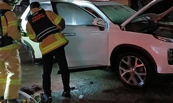 SUV 불 진화. [사진 = 경북소방본부]