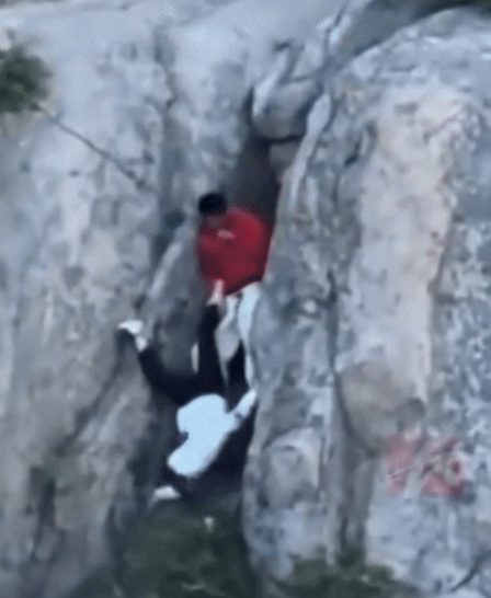 등산객 두 명이 바위 사이로 추락해 생명을 건졌다. [사진 = SNS]