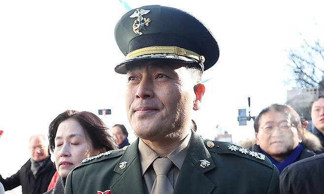 해병대 채모 상병 순직 사건 관련 항명 및 상관명예훼손 혐의로 기소된 박정훈 전 해병대 수사단장(대령)이 지난 1월 9일 서울 용산구 국방부 군사법원에서 열린 1심에서 무죄를 선고받은 뒤 나서고 있다. [사진 = 연합뉴스해병대 채모 상병 순직 사건 관련 항명 및 상관명예훼손 혐의로 기소된 박정훈 전 해병대 수사단장(대령)이 지난 1월 9일 서울 용산구 국방부 군사법원에서 열린 1심에서 무죄를 선고받은 뒤 나서고 있다. [사진 = 연합뉴스