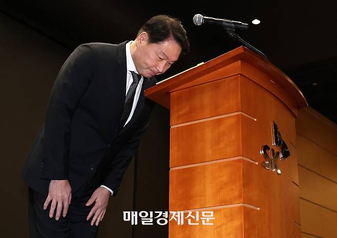 최태원 SK그룹 회장이 7일 오전 서울 중구 에스케이텔레콤에서 유심(USIM·가입자 식별 모듈) 해킹 사태에 관한 브리핑을 열고 허리 숙여 사과하고 있다. [한주형 기자]